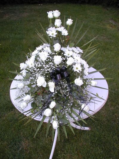 SARGGESTECK MIT ROSEN UND MARGARITEN