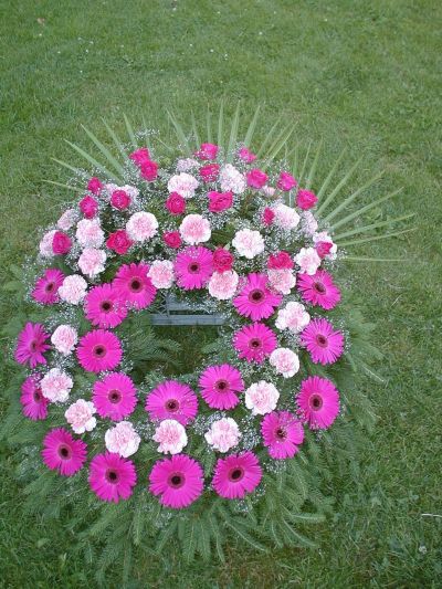 GERBERA-, NELKEN- UND ROSENKRANZ