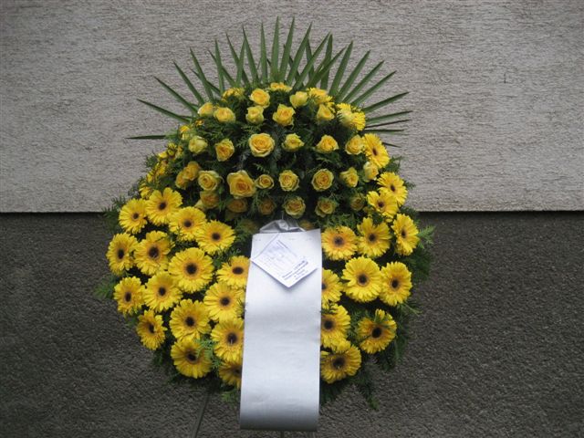 GERBERA- UND ROSENKRANZ