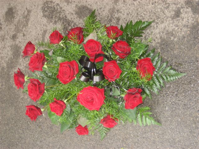SARGGESTECK MIT ROSEN