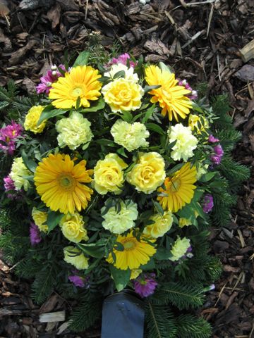 GERBERA-, NELKEN- UND MARGARITENBUKETT